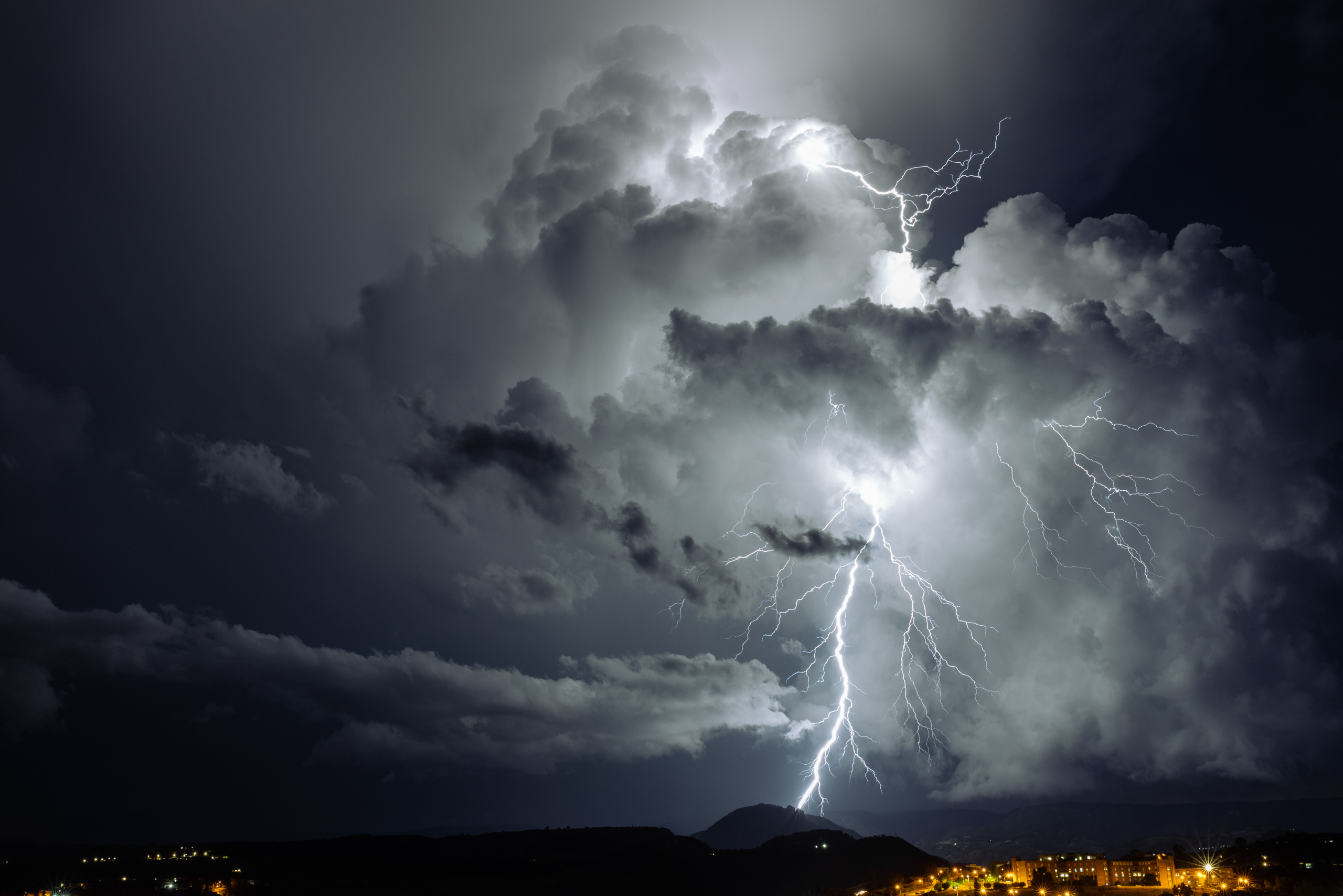 big-lightning-strikes-the-ground